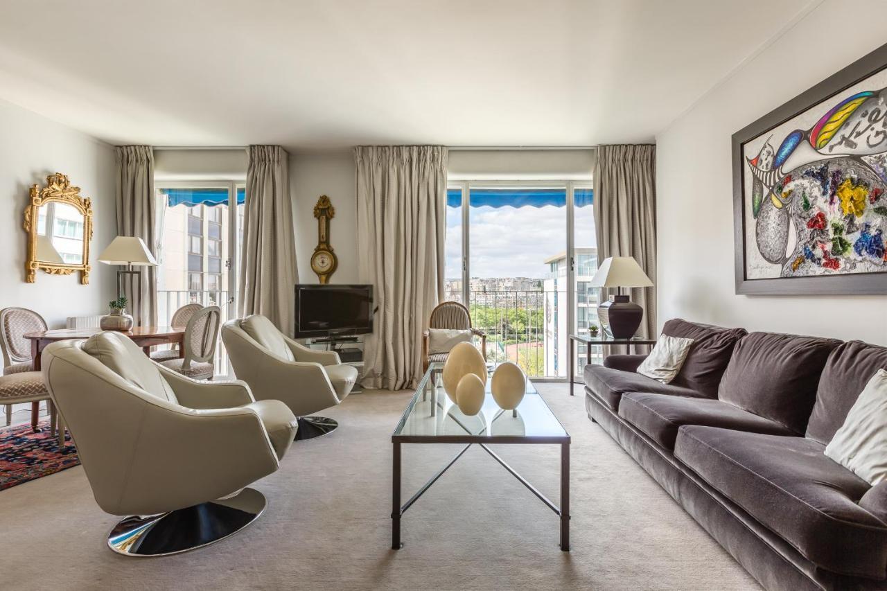 Апартаменты Veeve - Steps From The Eiffel Tower Париж Экстерьер фото