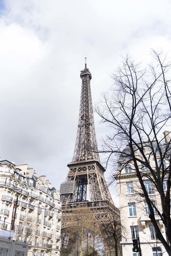 Апартаменты Veeve - Steps From The Eiffel Tower Париж Экстерьер фото